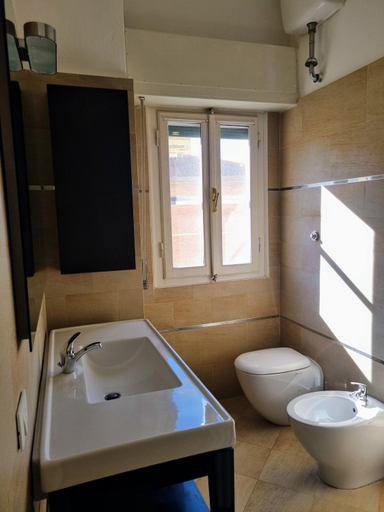 Bathroom 3, City Rooms, Pisa
