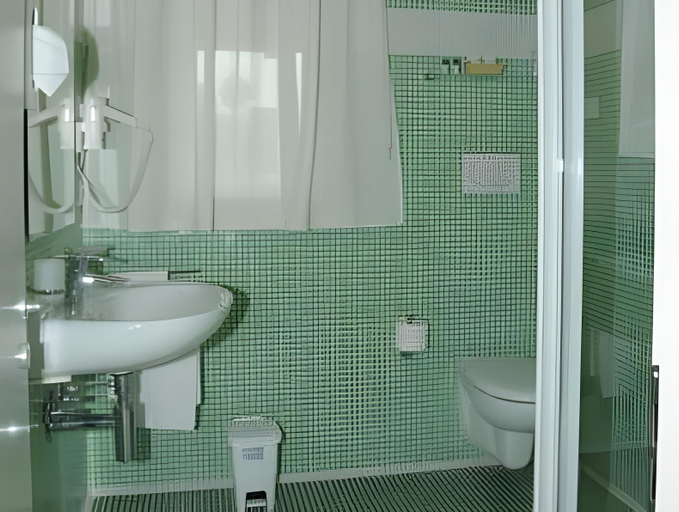 Bathroom 3, MySEELE Garda Active Hotel, Trento