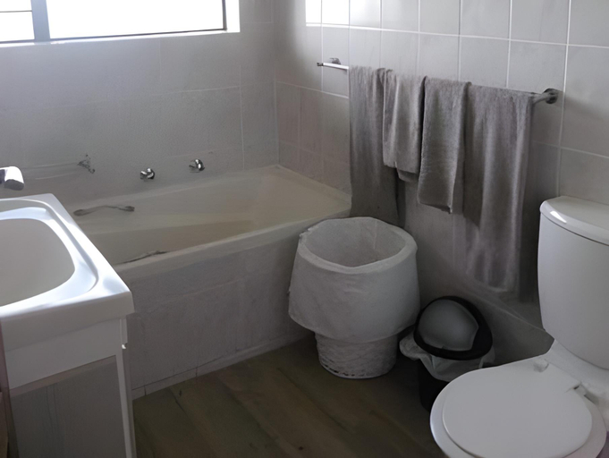Bathroom 3, Picnic Rock Seaside Accommodation, Eden