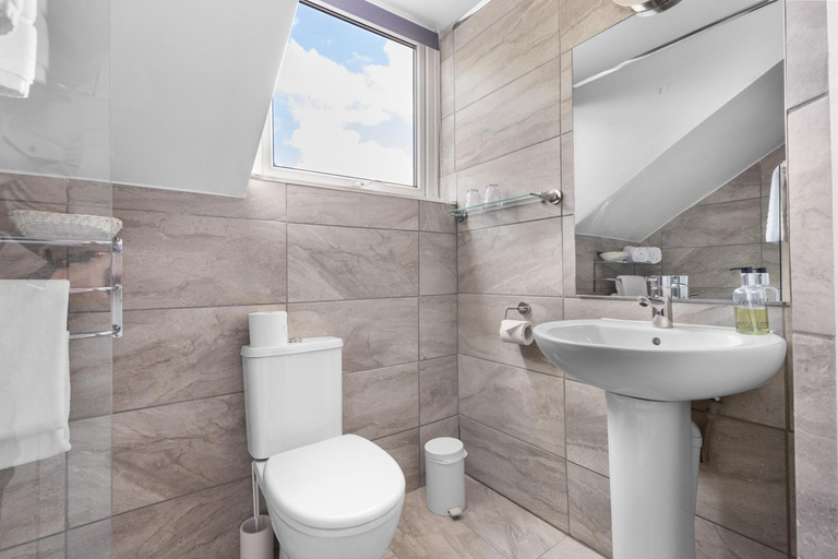 Bathroom 3, The Lansdowne, Warwickshire