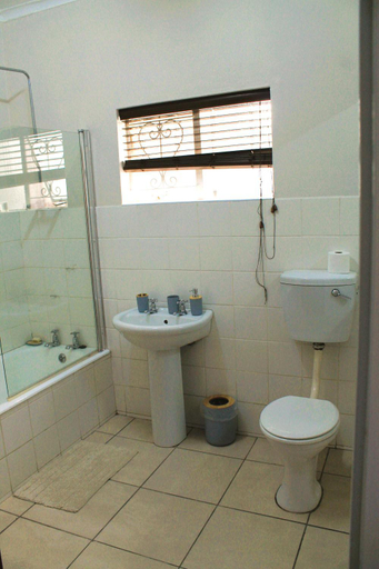 Bathroom 3, Courtyard Guest House, Chris Hani