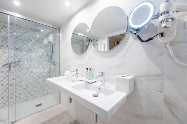 Bathroom 4, Hesperia Barcelona Barri Gotic, Barcelona