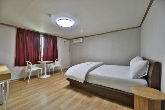 Bedroom 2, Gyeongsan Dongsan, Dong