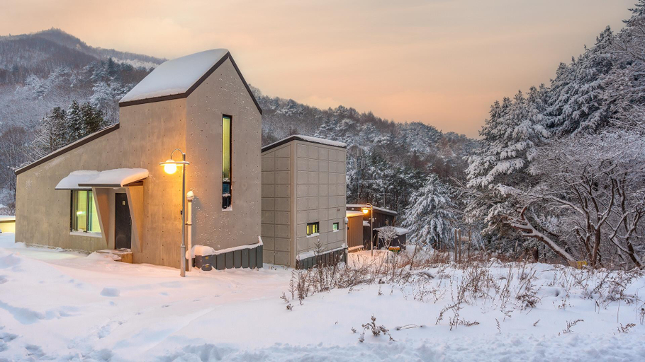 Exterior & Views