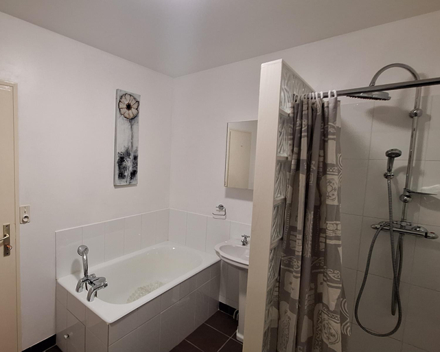 Bathroom 2, Le Petit Lac, Creuse