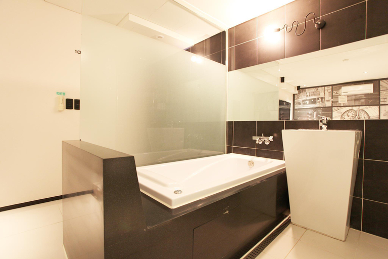 Bathroom 3, Hotel Pop Guri, Guri