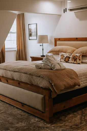 Bedroom 2, The Four Daughters, Madera