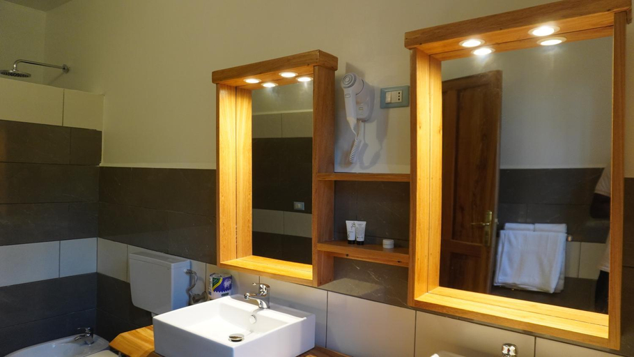 Bathroom 3, Blackstone Beach Resort, Kati