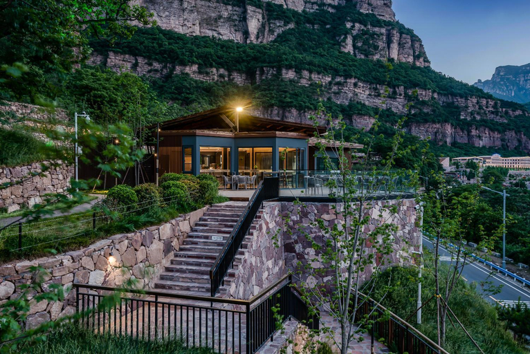 Exterior & Views