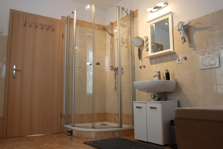 Bathroom 2, Haus am See Bernburg, Salzlandkreis
