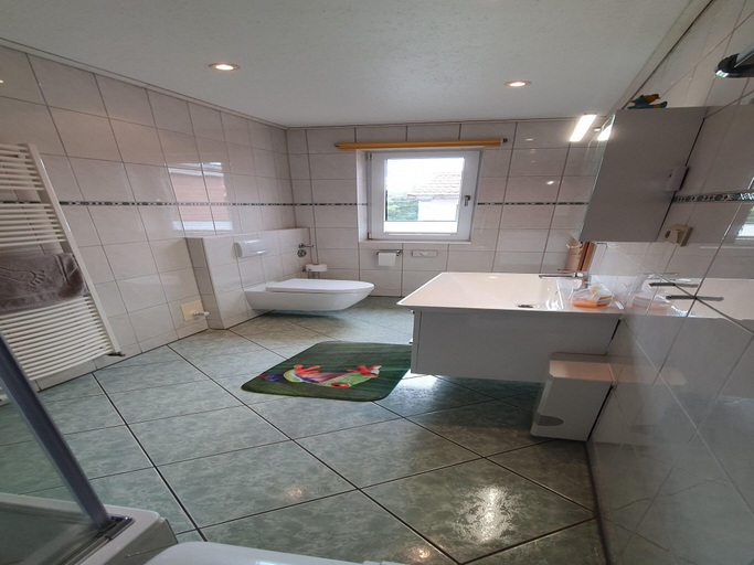 Bathroom 4, Satow Gartenwohnung, Rostock