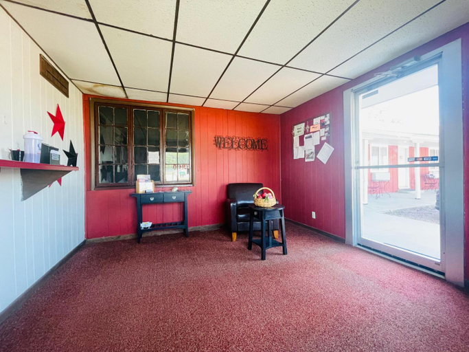 Others 5, Big Red Inn, Cedar