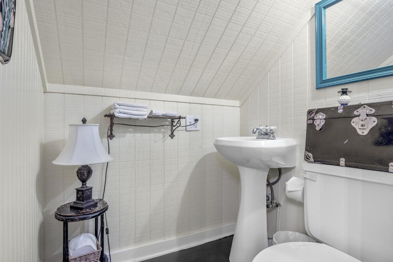 Bathroom, Serendipity, Gillespie