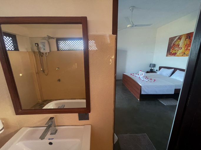 Bathroom 4, Whisky Point Surf Cabana, Pothuvil