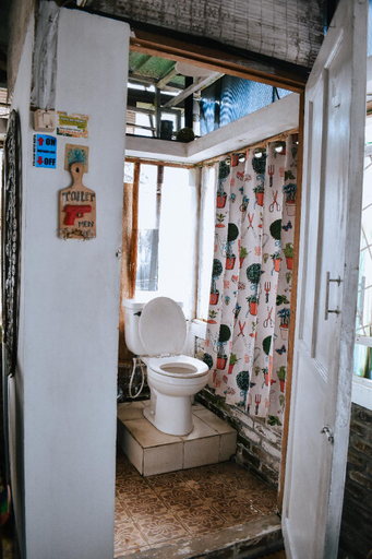 Bathroom, Imah Seuri by Kaya Rooms, Bandung