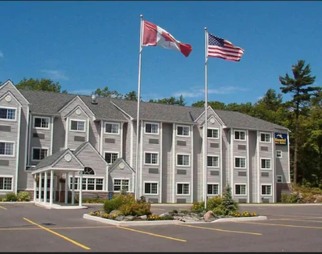 Exterior & Views 2, Parry Sound Inn & Suites, Parry Sound