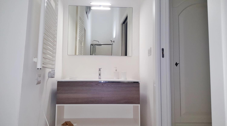 Bathroom 3, Palazzo Cavoti, Lecce