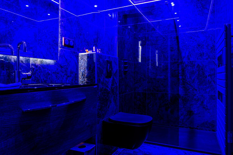 Bathroom, AKA LOVE ROOM, Tarn