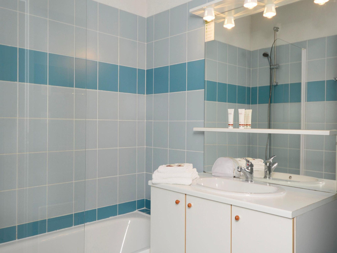 Bathroom, Apartment in Rignac near Lake Peyrade, Aveyron