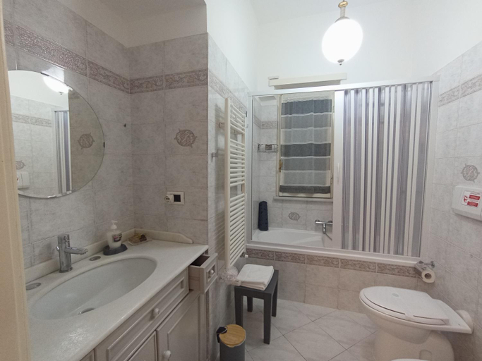Bathroom 2, Casa Melo, Rome