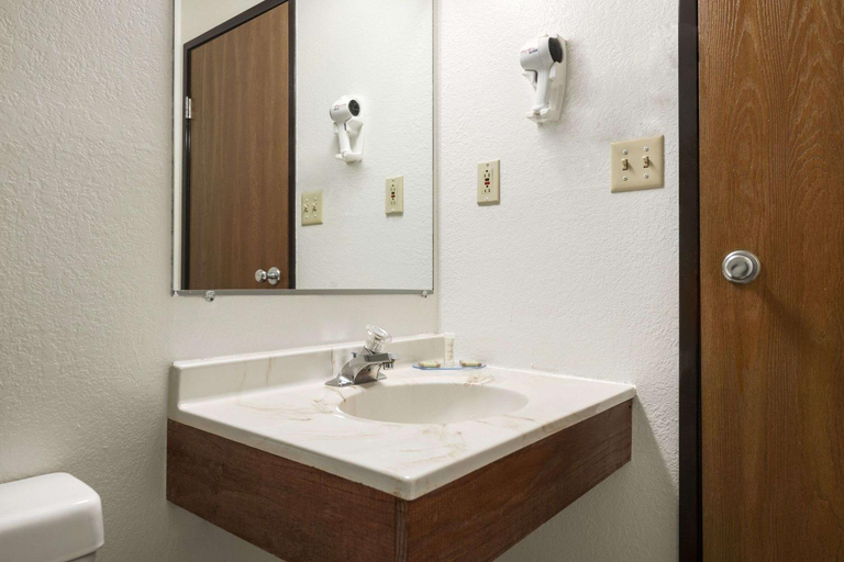 Bathroom 4, Brookville Inn, Jefferson