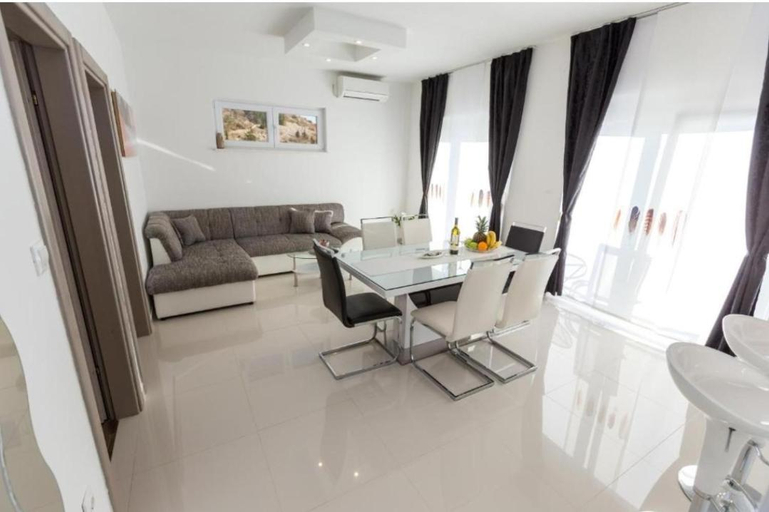 Others 4, Apartments & Rooms Jure, Starigrad