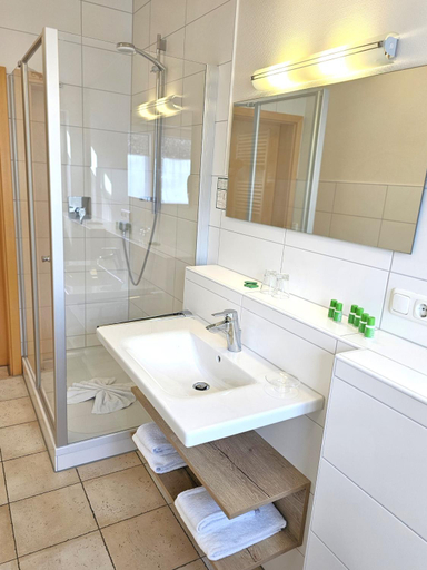 Bathroom 3, Hotel Restaurant Cafe Fuggerhof, Oberallgäu
