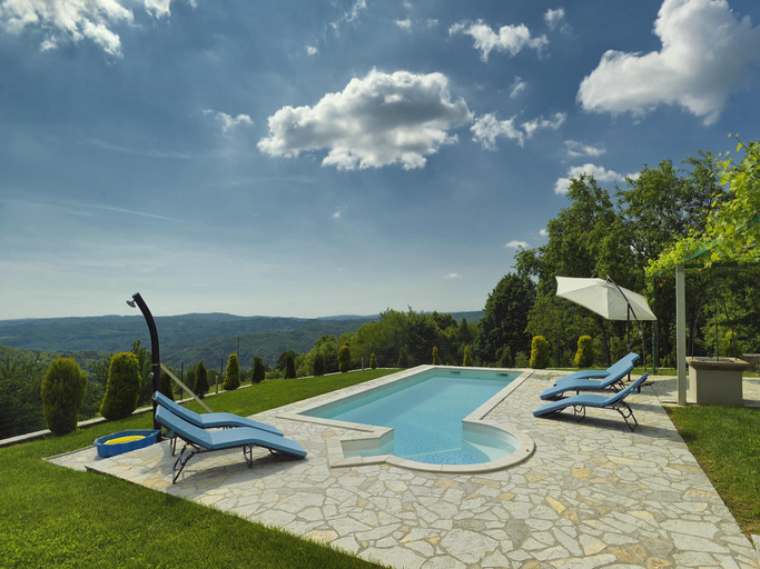 Sport & Beauty, Villa in Lupoglav with Pool near the Sea, Lupoglav