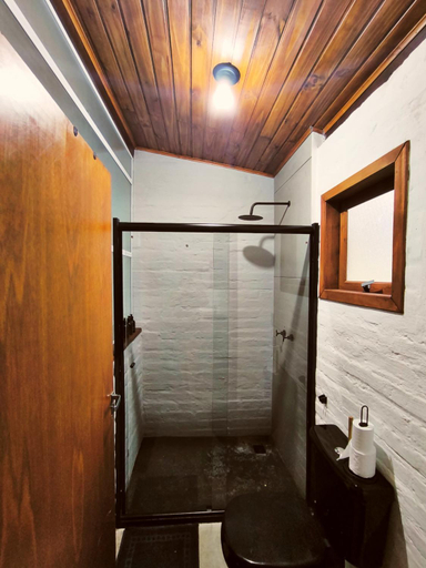Bathroom 2, Cabanas All Black, Camanducaia