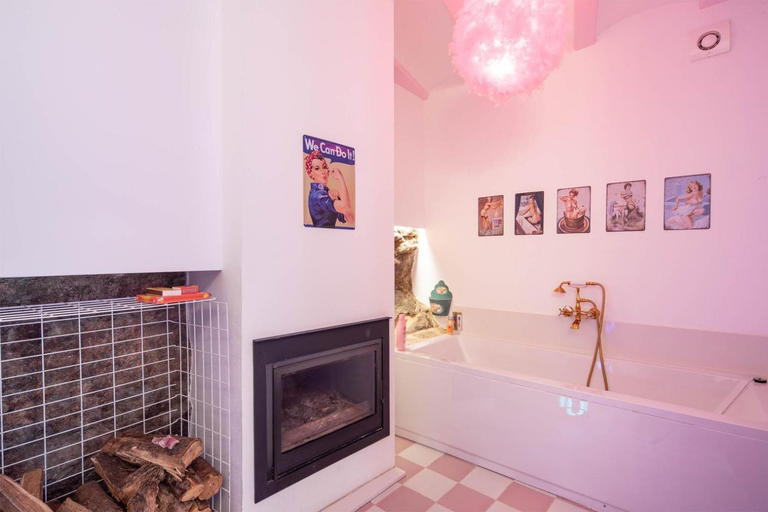 Others 3, La Suite Anos 50. La casa Barbie. Banera, chimenea, A Coruña