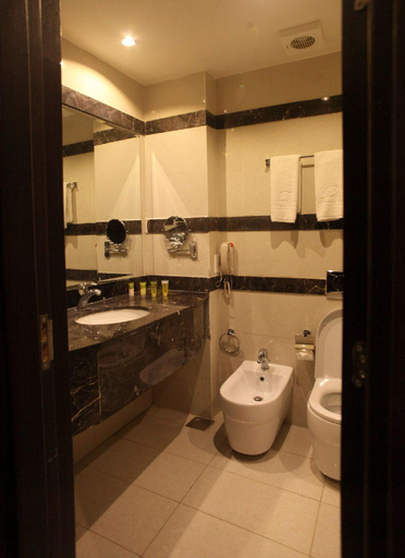 Bathroom 5, Grand East Hotel Resort and Spa, Madaba