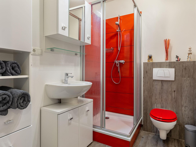 Bathroom 3, Stunning Apartment in Boltenhagen with Terrace, Nordwestmecklenburg