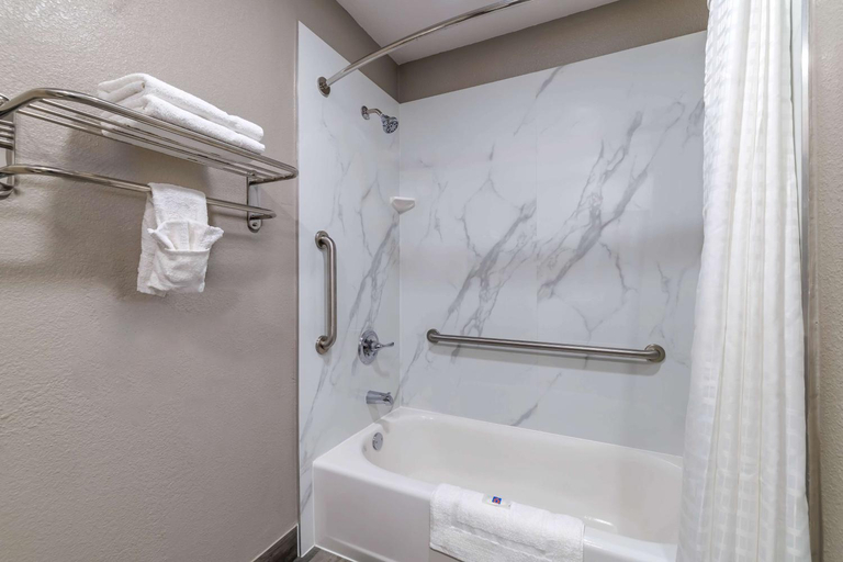 Bathroom 4, Studio 6 Suites Brenham, TX, Washington