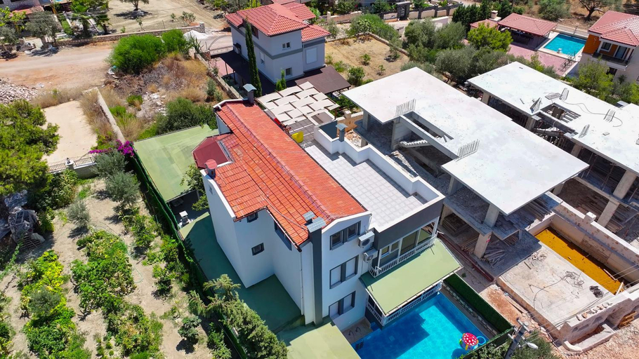 Exterior & Views