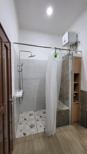 Bathroom 2, Rumah Tropis Apt. - Type Standards (Lantai Dasar), Pekanbaru