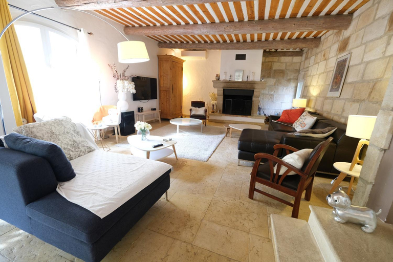 Shared lounge/TV area 2, charming provencal house with private pool for 4 people in cheval blanc, luberon., Vaucluse