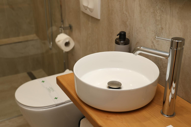 Bathroom 2, Beratinus 1, Beratit