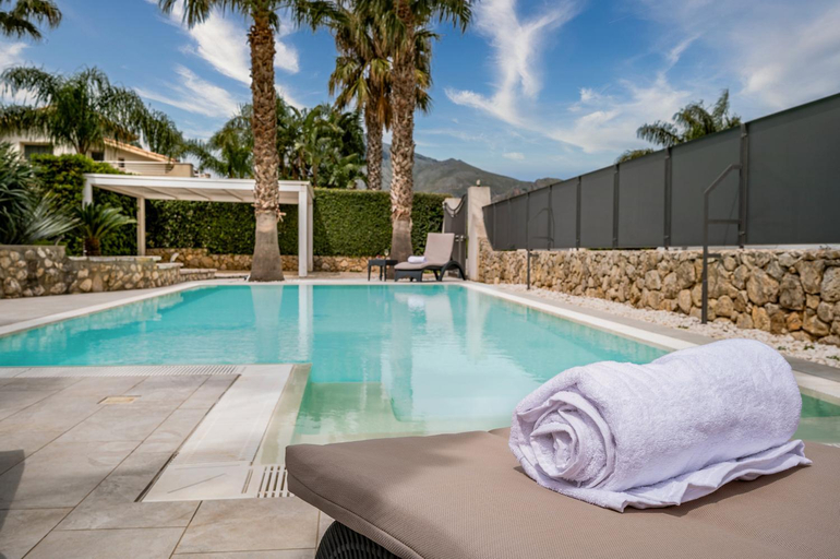 Sport & Beauty 2, Villa Jacqueline con piscina privata 8 posti letto, Trapani