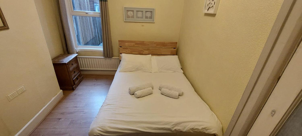 2, 4 Bedroom Apartment & 2 Bedroom apartment, London