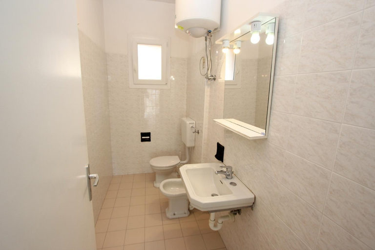 Bathroom 3, Modern one bedroom flat in Bibione - Beahost, Venezia