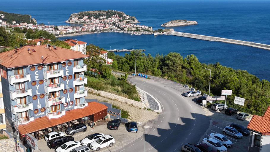 Exterior & Views