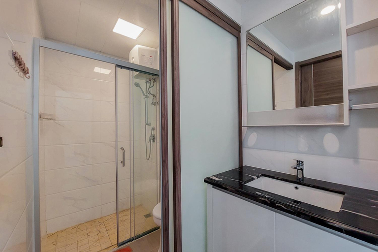 Bathroom 2, Comfort 2BR at Sky House BSD Apartment By Travelio, South Tangerang