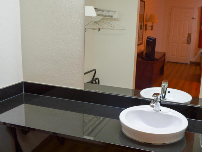 Bathroom 4, Super 7 Inn Tupelo, Lee