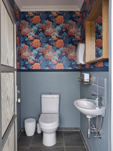 Bathroom 3, Ocean Days, Ugu
