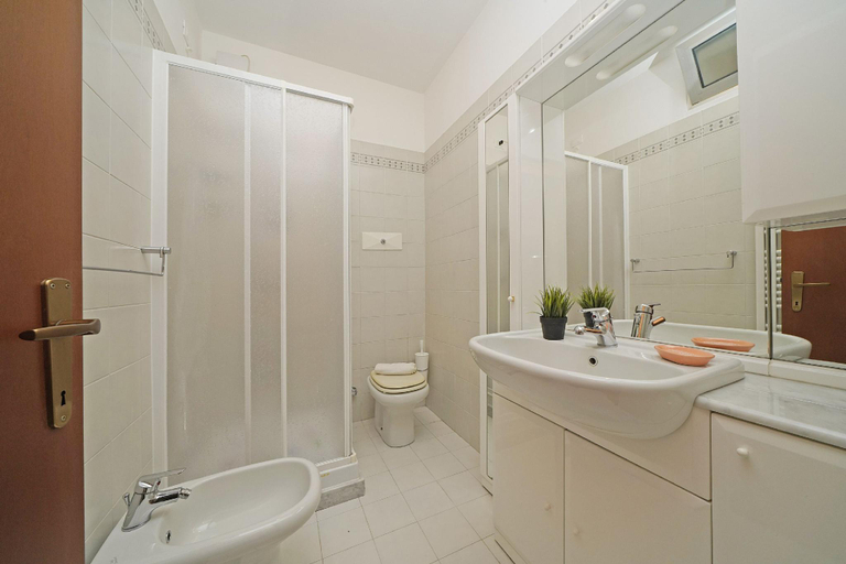 Bathroom 3, I Girasoli D10 by Wonderful Italy, Brescia