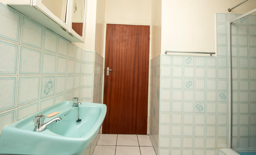Shower 2, Francis House Self-Catering, City of Cape Town