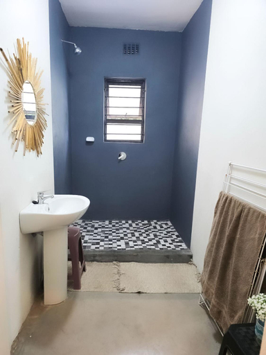 Shower 5, Francis House Self-Catering, City of Cape Town