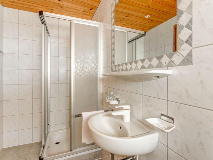 Bathroom 3, Apartment in Langenfeld near Solden Ski Lift, Imst