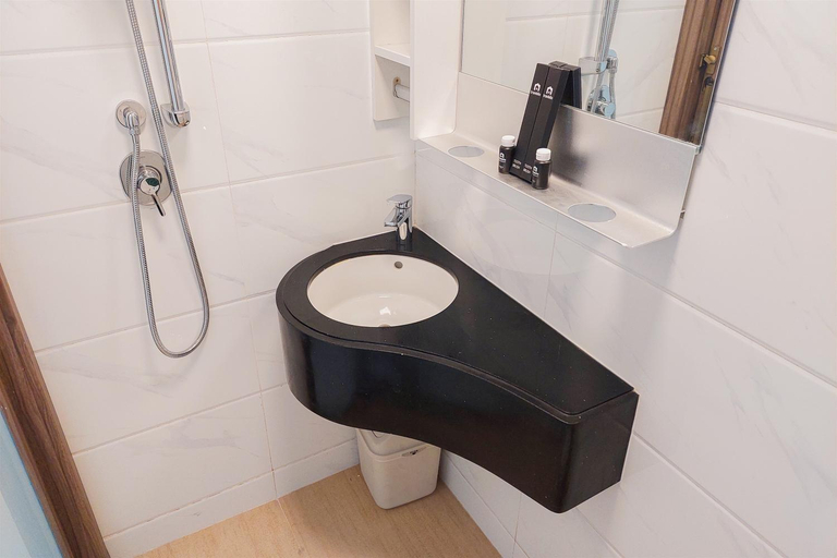 Bathroom 3, Studio Comfort Design at Sky House BSD By Travelio, South Tangerang
