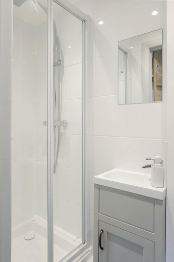 Bathroom 3, Hastings Retreat Rural barn conversions with Private Lake, Leicestershire